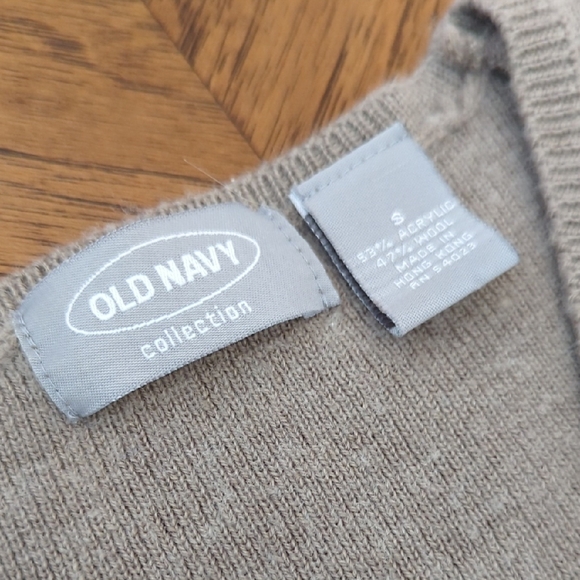 Women's Old Navy Tan V-Neck Sweater - Picture 2 of 4